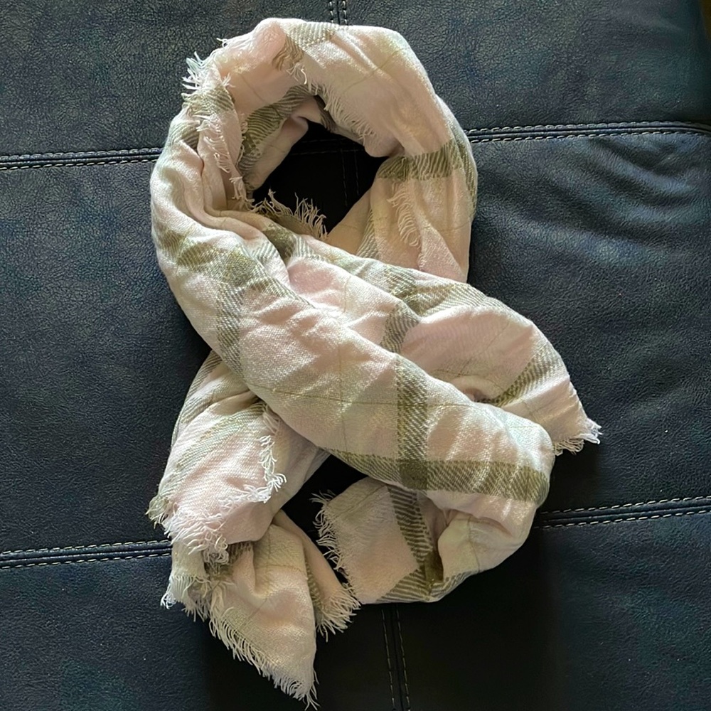 This is Gertex scarf in pink and gray with hints of gold. Very warm winter scarf